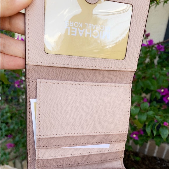 👜💕NWT Michael Kors Trifold Wallet Rose - Picture 5 of 7